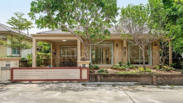 รหัสทรัพย์ : N1196บ้านเดี่ยว คาซ่า ซีไซด์ ชะอำ ราคาถูกที่สุดในโครงการที่ตั้ง :&nbsp;ถนนเพชรเกษม ตำบลชะอำ อำเภอชะอำ จังหวัดเพชรบุรี 76120รายละเอียดทรัพย์- บ้านเดี่ยวชั้นเดียว พื่นที่ 60 ตารางวา พื้นที่ใช้สอย 136 ตารางเมตร- 2 ห้องนอน, 2 ห้องน้ำ,&nbsp;1 ห้องนั่งเล่น,&nbsp;1 ห้องครัว- แอร์ 3 เครื่อง, เครื่องทำน้ำอุ่น, ปั้มน้ำ-แท้งค์น้ำ- ค่าส่วนกลาง 40 บาท/ตารางวา&nbsp;สิ่งอำนวยความสะดวก- ระบบความ�