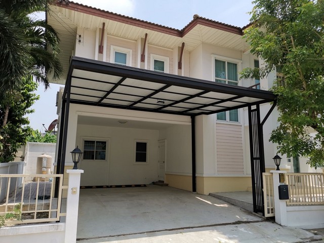 ให้เช่าบ้านเดี่ยว 2 ชั้น 60 ตรว. 4 ห้องนอน หมู่บ้านสิรินดา พรานาลี ซอยกิ่งแก้ว 19 บางพลี ใกล้สนามบินสุวรรณภูมิ*** ราคาเช่า 25,000 บาท/เดือน ติดต่อ::  ชยา โทร/ID Line:: 0942823961   Link Line:: https://line.me/ti/p/3xFA1An8Kcรหัส# T26-1079บ้านเดี่ยว 2 ชั้น หมู่บ้านสิรินดา พรานาลี ซอยกิ่งแก้ว 19 บางพลี ใกล้สนามบินสุวรรณภูมิ• เนื้อที่ 60.4 ตร.วา  • พื้นที่ใช้สอยมากกว่า 250 ตารางเมตร • 4 ห้องนอน • 3 ห้องน้ำ • ห้องนั่งเล่น • ห้องครัวบิวท
