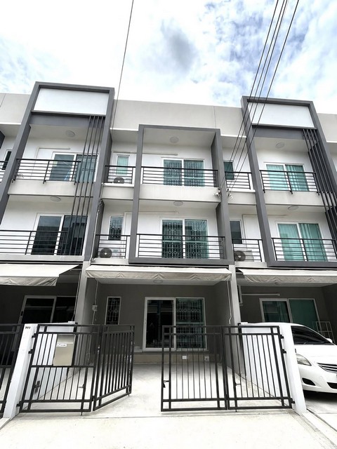 ให้เช่าทาวน์โฮม 3 ชั้น 3 ห้องนอน บ้านกลางเมือง สวนหลวง เฉลิมพระเกียรติ ร.9 ซอย 28 ตรงข้ามสวนหลวง*** ราคาเช่า 30,000 บาท/เดือน ติดต่อ::  ชยา โทร/ID Line:: 0942823961   Link Line:: https://line.me/ti/p/3xFA1An8Kcรหัส# T26-1078ทาวน์โฮม 3 ชั้น บ้านกลางเมือง สวนหลวง เฉลิมพระเกียรติ ร.9 ซอย 28 ตรงข้ามสวนหลวง• เนื้อที่ 20 ตร.วา• 3 ห้องนอน• 3 ห้องน้ำ• ครัวบิวท์อิน พร้อมเครื่องดูดควัน• จอดรถ 2 คัน• เฟอร์นิเจอร์และเครื่องใช้ไฟฟ้าครบ พร้อ�
