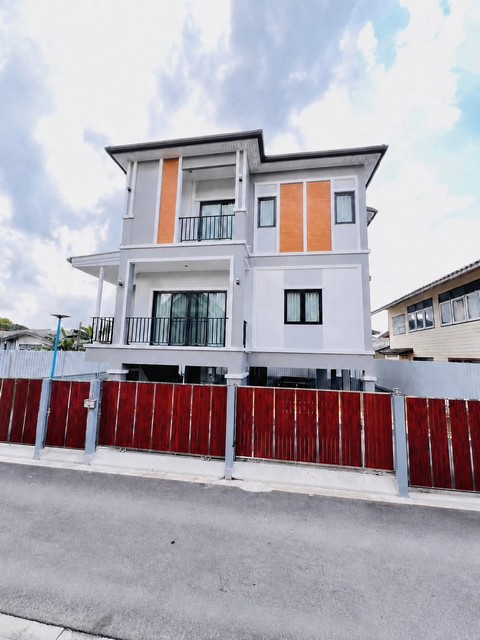 ขายบ้านเดี่ยว 3 ชั้น 50 ตรว. บ้านสร้างเอง สภาพใหม่ พัฒนาการ 32 หลังหมู่บ้านพฤกษา 73 ทำเลใกล้เมือง พัฒนาการ–อ่อนนุช–ศรีนครินทร์*** ราคาขาย 7.97 ล้านบาท  (ราคาต่อรองได้) ติดต่อ:: ชยา โทร/ID Line:: 0942823961   Link Line:: https://line.me/ti/p/3xFA1An8Kcรหัส# T26-1075 บ้านเดี่ยว 3 ชั้น สร้างเอง สภาพใหม่ พัฒนาการ 32 หลังหมู่บ้านพฤกษา 73 ทำเลใกล้เมือง พัฒนาการ–อ่อนนุช–ศรีนครินทร์• ที่ดิน 50 ตร.ว.• พื้นที่ใช้สอยประมาณ 260 ตร.ม.• บ้านเ