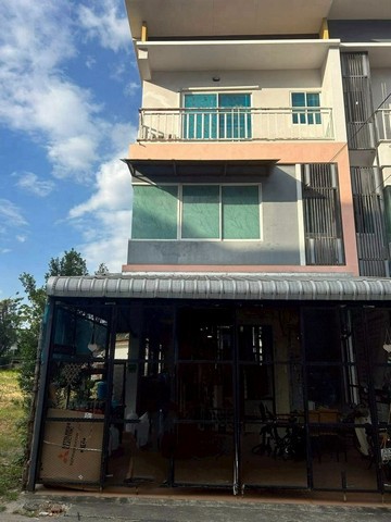 #โซนเจ็ดยอด ขายด่วน! 4.8 ล้าน 22.9 ตรว. ทาวน์โฮม 3 ชั้น #เหมาะค้าขาย ทำออฟฟิศ หรืออยู่อาศัย ใจกลางเมืองเชียงใหม่ทาวน์โฮม 3 ชั้น (ขายเฉพาะตัวอาคาร)ราคา 4,800,000 บาทขนาดที่ดิน 22.9 ตารางวา– 3 ห้องนอน | 2 ห้องน้ำ– โครงสร้างแข็งแรง พื้นที่ใช้สอยเยอะ– ทำเลค้าขายดีมาก คนพลุกพล่านเดิมเคยเปิดร้านก๋วยเตี๋ยวปัจจุบันไม่ได้เปิดกิจการแล้ว เนื่องจากเจ้าของอายุมากเหมาะสำหรับผู้ที่มองห�