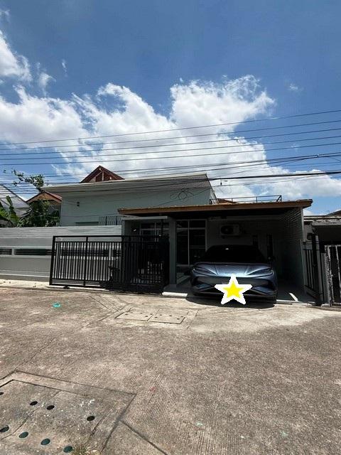 ขายบ้านเดี่ยว 1 ชั้น หมู่บ้านทิวสน ลาดพร้าว 87 แยก 18 ใกล้ CDC เลียบด่วนราคาขาย 5,500,000 บาท ( โอนคนละครึ่ง ต่อรองได้ )ราคาเช่า 24,000 บาท / เดือน ( ประกัน 2 เดือน ล่วงหน้า 1 เดือน ไม่รับสัตว์เลี้ยง )ที่ตั้ง ถนนลาดพร้าว ซอยลาดพร้าว 87 แยก 18 แขวงคลองเจ้าคุณสิงห์ เขตวังทองหลาง กรุงเทพมหานคร 10310ติดต่อ : คุณภัสพงณ์ 0634098164Line : deedee23https://www.facebook.com/profile.php?id=61581484955548เนื้อที่ 43 ตารางวา จำนวน 1 ชั้น 2 ห้องนอน 2 ห้องน้ำ โ