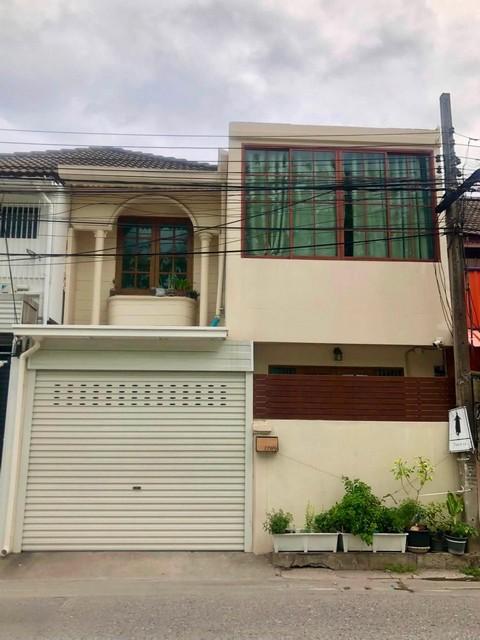 ขายทาวน์เฮ้าส์ 2 ชั้น หมู่บ้านอยู่เจริญ ซอยรัชดาภิเษก 18 ตกแต่งสไตล์ Modern Chinese ใกล้แยก 20 มิถุนา MRT ห้วยขวาง MRT สุทธิสารราคาขาย 9,500,000 บาทราคาเช่า 45,000 บาท / เดือน ( ประกัน 2 เดือน ล่วงหน้า 1 เดือน )ราคาเช่า 45,000 บาท / เดือน ( ประกัน 3 เดือน ล่วงหน้า 1 เดือน ) กรณีมีสัตว์เลี้ยง ประกันเพิ่ม 1 เดือนราคาเช่า 50,000 บาท / เดือน รับเฉพาะผู้ที่มีวีซ่าถูกต้อง กรณีผู้เช่าชาวจีน เพิ่ม 5,000 บาทที่ตั้ง ถนนรั�