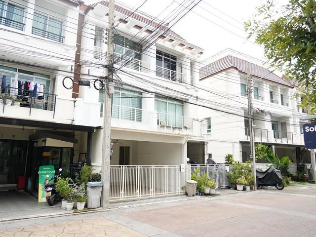 ขายทาวน์โฮม โครงการ บ้านกลางเมือง เออร์บาเนี่ยน สุขุมวิท 113 (Baan Klang Muang Urbanion Sukhumvit 113) หน้าคลับเฮาส์ วิวสวน รีโนเวทใหม่ทั้งหลัง*** ราคาขาย: 4,250,000 บาท (ค่าโอน คนละครึ่ง)ติดต่อ คุณช่อผกา โทร 0616198565 LINE 0616198565สำรอง LINE 0812523279 ส่งลิ้งก์ไว้ได้เลยรหัส# T26-1071ทาวน์โฮม 3 ชั้น โครงการบ้านกลางเมือง เออร์บาเนี่ยน สุขุมวิท 113 (Baan Klang Muang Urbanion Sukhumvit 113) บ้านสวยสภาพเป๊ะ ต่อเติมครบ จบทุกฟังก์ชัน ประหยัดงบทำบ้านไปหลา�