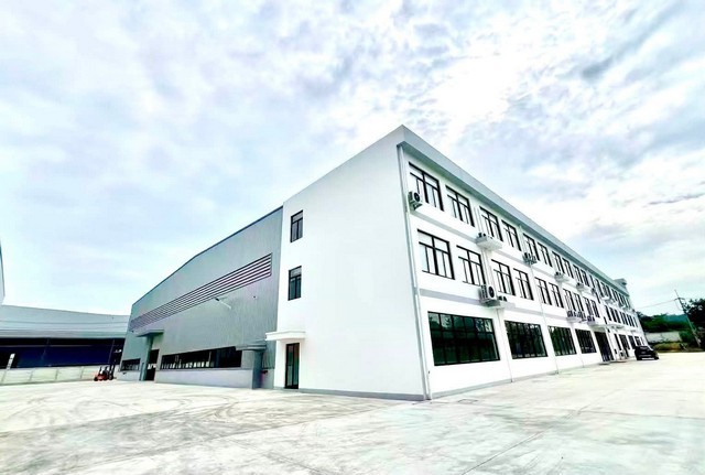 ให้เช่าโกดัง  โรงงาน เหมาะสำหรับโรงงานผลิต คลังสินค้า (Warehouse)ศูนย์กระจายสินค้า (Distribution Center)ธุรกิจโลจิสติกส์ เขาคันทรง ศรีราชา ชลบุรี  พื้นที่สีม่วง รหัสทรัพย์ WANS6926คุณวรรณ   :   064-782-8966   (AG)https://line.me/ti/p/qbnaHZKGUkค่าเช่า 532,000  บาทต่อเดือนค่าเช่า 140 บาทต่อตารางเมตร/เดือน-โกดังพื้นที่ใช้สอย 3,800 ตารางเมตร-มีสำนักงานออฟฟิศ รายละเอียดอาคาร- ประตูโหลดตู้สินค้า 4ประตู-ห้องน้ำชาย 3 ห้อง-ห้องน้ำหญิง