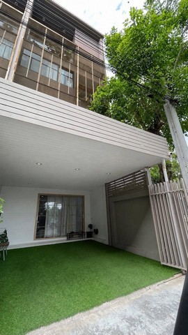 RTJ2332ให้เช่าทาวโฮม3.5ชั้น หลังมุมโครงการ Haus​ niche แจ้งวัฒนะ​ ใกล้เซนทรัลแจ้งวัฒนะ เข้าซอยสามัคคี29รถไฟฟ้า​สายสีชมพู​ สถานีสามัคคี​เนื้อที่ 20.5​ ตารางวา​ 3 ห้องนอน​ 3 ห้องน้ำ​ 1 ห้องทำงาน​  แอร์​ 5 ตัว​ (ครบทุกห้อง)1ที่จอดรถสนใจติดต่อคุณเจี๊ยบ 092-851-6969Line :Keti2522ราคาเช่า​ 45,000​ บาท​/เดือนที่ตั้ง: ซอยประเสริฐอิสลาม ถนนสามัคคี ตำบลบางตลาด อำเภอปากเกร็ด จังหวัดนนทบุรีพร้อมโซลาเซลล์5Kw