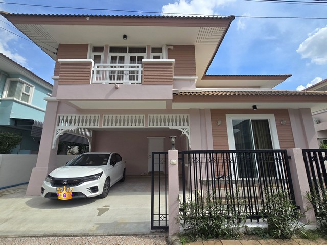 ให้เช่าบ้านเดี่ยว2ชั้น  รังสิ คลอง 3 ปทุมธานี•57ตรว.•3ห้องนอน •3ห้องน้ำ•1ห้องรับแขก 1ห้องครัว•แอร์ใหม่3เครื่อง•เฟอร์นิเจอร์ตามในรูปคะไม่มีเครื่องใช้ไฟฟ้า ตู้เย็น ทีวี เครื่องซักผ้าสถานที่ใกล้เคียง: บิ๊กซี คลอง3 (Big C), ตลาดไท, ม.ธรรมศาสตร์/มหาลัยกรุงเทพการเดินทาง: สะดวกในการเชื่อมต่อ ถนนรังสิต-นครนายก และถนนคลองหลวงสังคมและสภาพแวดล้อม: เป็นโซนที่เงียบสงบ ร่มรื่