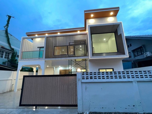 AHT492ขายบ้านเดี่ยว  ซอยลาดพร้าว 87 ทะลุเลียบด่วน CDC ติด MRT  สถานีลาดพร้าว 83 ถนนลาดพร้าว เลียบทางด่วนเอกมัย-รามอินทรา เนื้อที่  59 ตร.วา พื้นที่ใช้สอย 250 ตร.ม. (ไม่รวมลานจอดและสวน)  5 ห้องนอน 3 ห้องน้ำ 3 ที่จอดรถ สนใจติดต่อคุณเจี๊ยบ 092-851-6969Line keti2522ขายราคา 11.9 ล้านบาท ที่ตั้ง แขวงพลับพลา เขตวังทองหลาง กรุงเทพมหานคร 10310สถานที่สำคัญใกล้เคียงห้างสรรพสินค้าBig c ลาดพร้าว เดอะมอลล์บางกะปิแม�
