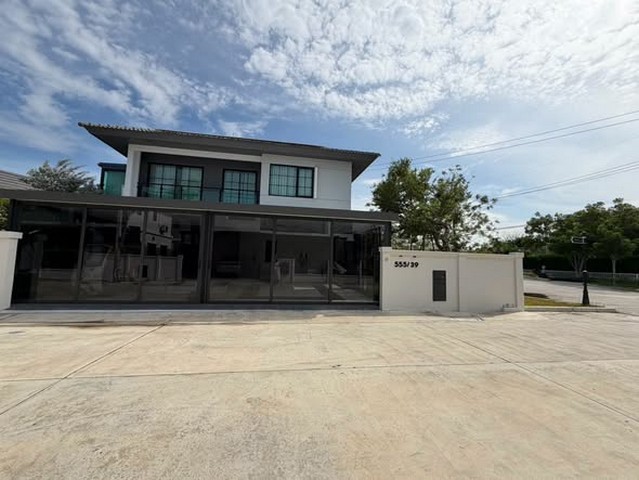 ขายบ้านสวย หมู่บ้านบริทาเนีย 4นอน 7น้ำ ทำเลดี ราคาคุ้มที่สุด บ้านสวยแบบนี้มีจำนวนจำกัดราคาเพียง 16.50 ล้านบาทบ้านเดี่ยวหมู่บ้านบริทาเนีย อมตะนคร นครชลบุรีเนื้อที่ 113 ตารางวา ขนาด 4 ห้องนอน 7 ห้องน้ำ 1 ห้องครัว แยกหลัง 1 ห้องบ้านแยกหลัง1 สำนักงานออฟฟิต รองรับพนักงานได้ จอดรถในบ้านได้ 2 คันจุดเด่นที่หายากมากหลังมุม ติดถนนเมนหลักบ้านไม่ติดใคร  เงียบสงบ เป็นส่วนตัว�