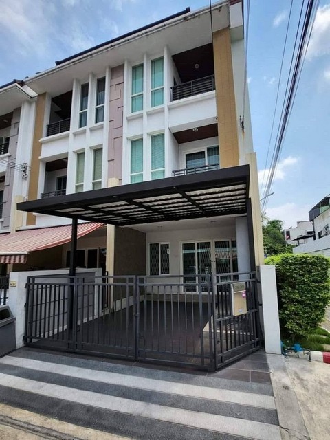 ให้เช่าทาวน์โฮม 3 ชั้นหลังมุม 3 ห้องนอน หมู่บ้านกลางเมือง S-Sense พระราม9-ลาดพร้าว ซอยลาดพร้าว 84 ใกล้เลียบด่วน เหม่งจ๋าย *** ราคาเช่า 39,000 บาท/เดือน ติดต่อ::  ชยา โทร/ID Line:: 0942823961   Link Line:: https://line.me/ti/p/3xFA1An8Kcรหัส# T26-1205 ทาวน์โฮม  3 ชั้น (ตกเเต่งใหม่) หมู่บ้านกลางเมือง S-Sense พระราม9-ลาดพร้าว ประดิษฐ์มนูธรรม ซอย3 (เลียบด่วน เอกมัย-รามอินทรา)๐ เนื้อที่ 19.9 ตรว. ๐ พื้นที่ใช้สอย 180 ตรม.๐ 3 ห้องนอน๐ 4 ห้องน้ำ (มีห้อ�