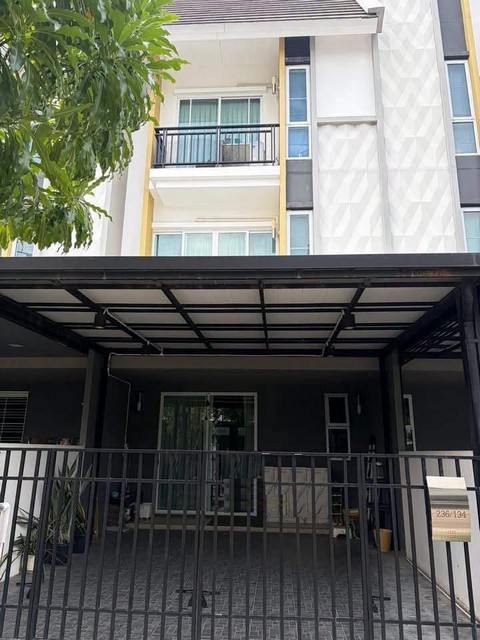 ขายโฮมออฟฟิศ 3 ชั้น 167 ตร.ม. หมู่บ้านฟลอราติวานนท์ ใกล้ทางด่วนศรีรัช และแยกแคราย  *** ราคาขาย 4.65 ล้านบาท  ติดต่อ:: ชยา โทร/ID Line:: 0942823961   Link Line:: https://line.me/ti/p/3xFA1An8Kcรหัส# T26-1203โฮมออฟฟิศ 3 ชั้น หมู่บ้านฟลอราติวานนท์ ใกล้ทางด่วนศรีรัช และแยกแคราย หมู่บ้านสูงกว่าถนนใหญ่ ไม่มีปัญหาน้ำท่วม รอดทั้งน้ำเหนือ น้ำรอระบายอยู่โซนพื้นที่สูง ปี 54 ก็รอด๐ เนื้อที่: 19.4 ตร.วา ๐ พื้นที่ใช้สอย: 167 ตร.ม.๐ 3 ห้องนอ