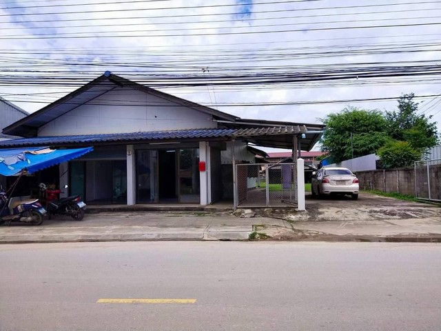 #ขายด่วน บ้านเดี่ยวพร้อมผู้เช่า 3 ห้องนอน 2 ห้องน้ำ เนื้อที่ 368 ตรว.เหมาะสำหรับค้าขาย-อยู่อาศัย-ทำธุรกิจ-สร้างตึกแถว-สร้างหอพัก ฯลฯพื้นที่กว้างขวางมาก  บ้านอยู่ติดถนนปากทางเจริญเมือง เลขที่ 275 หมู่ 14 ต.เจริญเมือง อ.พาน จ.เชียงราย-ด้านหลังบ้านติดกับโรงเรียนเจริญเมืองวิทยา-ด้านหน้าเป็นตลาดเช้า (ตลาดปากทางเจริญเมือง)-ห่างจากตัวอำเภอพานประมาณ 10 กม.-ห่างจากตัวจังหว