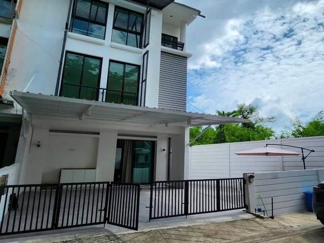 ให้เช่าทาวน์โฮม 3 ชั้นหลังมุม มีพื้นที่ด้านข้าง 3 ห้องนอน อารียา แมนดารีน่า สุขุมวิท77 ใกล้ MRT ศรีนุชติดต่อ:: ชยา โทร/ID Line:: 0942823961Link Line:: https://line.me/ti/p/3xFA1An8Kcรหัส # T26-960ทาวน์โฮม 3 ชั้นหลังมุม โครงการอารียาแมนดารีน่า สุขุมวิท77 Areeya Mandarina Sukumvit77ติดถนนอ่อนนุช ก่อนถึง ซ. อ่อนนุช 39• ขนาด 32 ตรว.• 3 ห้องนอน ( 1 ห้องนอนใหญ่ , 2 ห้องนอนเล็ก)• 3 ห้องน้ำ• 1 ห้องนั่งเล่น / 1 ห้องครัวแยก / 1 ห้องทานข้าว• แอร์ 4 เครื่องสิ่