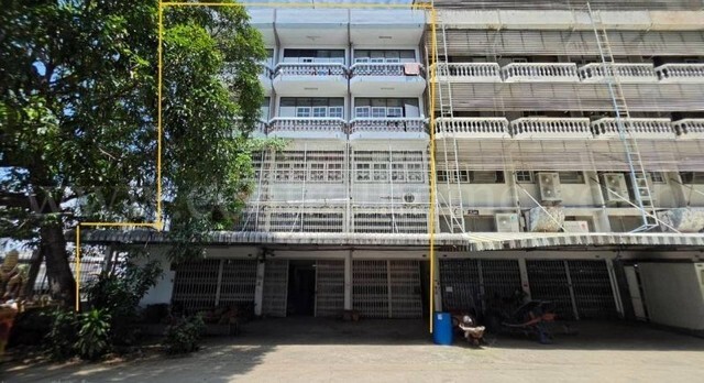 รหัสทรัพย์ : 7424ขายอาคารพาณิชย์ 4.5 ชั้น 3 คูหา มีดาดฟ้า ทำเลทอง น่าลงทุน เดินทางได้ทั้งทางบกและทางน้ำ&nbsp; ใกล้ความสะดวกครบที่ตั้ง&nbsp;: ซอยสมเด็จพระเจ้าตากสิน 41 ถ.สมเด็จพระเจ้าตากสิน เเขวงบางปะกอก เขตราษฎร์บูรณะ กรุงเทพมหานคร 10140รายละเอียดทรัพย์- อาคารพาณิชย์ 4.5 ชั้น 3 คูหา และมีดาดฟ้า หน้ากว้างรวม 12 เมตร ลึก 15 เมตร โดยประมาณ &nbsp;- เนื้อที่ดินรวม 50.4 ตารางวา พื้นที่ใช้สอย&nbsp; 8