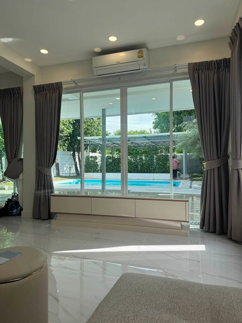 ให้เช่าบ้านเดี่ยว พูลวิลล่า 2 ชั้น 100 ตรว. 4 ห้องนอน สุขุมวิท 54 ใกล้ BTS อ่อนนุชเพียง 800 เมตร  *** ราคาเช่า 140,000 บาท/ เดือนติดต่อ:: ชยา โทร/ID Line:: 0942823961   Link Line:: https://line.me/ti/p/3xFA1An8Kcรหัส# T26-1089บ้านเดี่ยว พูลวิลล่า 2 ชั้น สุขุมวิท 54 ใกล้ BTS อ่อนนุชเพียง 800 เมตร • เนื้อที่ 100 ตารางวา • 4 ห้องนอน• 4 ห้องน้ำ • 1 ห้องแม่บ้าน 1 ห้องน้ำแม่บ้าน • พร้อมสระว่ายน้ำส่วนตัว • เฟอร์พร้อมอยู่ • แอร์ ครัว เครื่องทำน้ำอุ่น ตู้