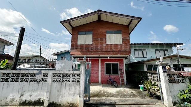 รหัสทรัพย์&nbsp;:&nbsp;N1272บ้านเดี่ยว 2 หลัง พร้อมที่ดิน&nbsp;รวมเนื้อที่ 93 ตร.วา ซอยพลโยธิน&nbsp;52 ราคาถูก ทำเลดี&nbsp;ที่ตั้ง :&nbsp;แขวงท่าแร้ง เขตบางเขน กรุงเทพมหานคร&nbsp;10220รายละเอียดทรัพย์- บ้านเดี่ยว 2 ชั้น ขนาดพื้นที่ 53 ตารางวา พื้นที่ใช้สอย 98.10 ตารางเมตร&nbsp;- 3 ห้องนอน, 1 ห้องน้ำ, 1 ห้องรับแขก, 1 ห้องนั่งเล่น , 1 ห้องครัว,&nbsp;2 ที่จอดรถ&nbsp;- แอร์ 2 เครื่อง, ปั้มน้ำ+แทงค์น้ำ 1 ชุด, พื้นชั้นบนไม้, พื้นชั้�
