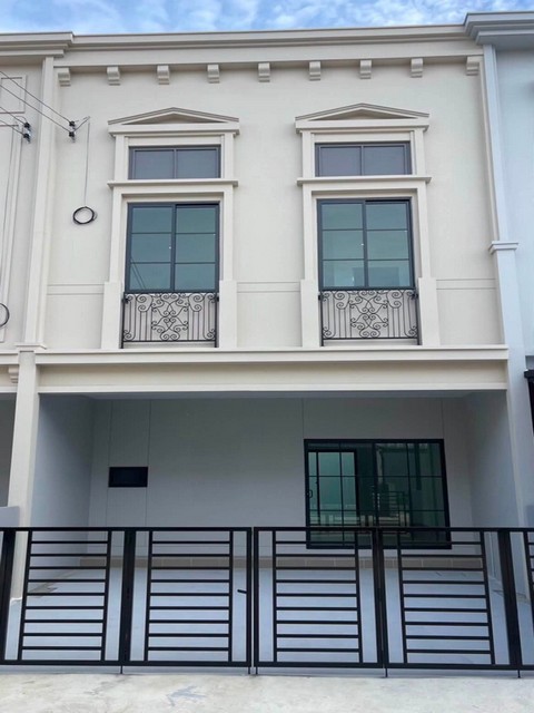 ให้เช่าทาวน์โฮม 2 ชั้น 4 ห้องนอน สิริเพลส พัฒนาการ Siri Place Pattanakarn เฉลิมพระเกียรติ ร.9 ซอย 48 ใกล้สวนหลวง ร.9 *** ราคาเช่า 38,000 บาท/เดือนติดต่อ::  ชยา โทร/ID Line:: 0942823961   Link Line:: https://line.me/ti/p/3xFA1An8Kcรหัส# T26-1212 ทาวน์โฮม 2 ชั้น สิริเพลส พัฒนาการ Siri Place Pattanakarn ๐ พื้นที่ใช้สอย 130 ตรม.๐ 4 ห้องนอน  ๐ 3 ห้องน้ำ ๐ ครัวพร้อมใช้งาน๐ 2 ที่จอดรถ๐ พร้อมเฟอร์นิเจอร์และเครื่องใช้ไฟฟ้าครบ พร้อมเข้าอยู่๐ เหมาะสำหรับครอบครัว/ หรือผ�