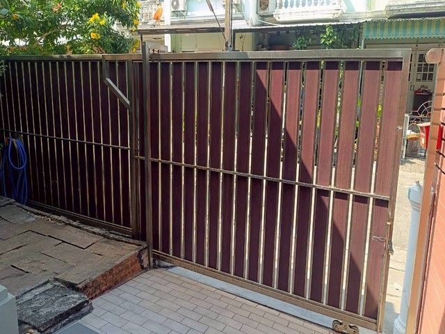ให้เช่าทาวน์โฮม 2 ชั้น 4 ห้องนอน หมู่บ้านสุขุมวิทการ์เด้น ซิตี้ 2 ซอยสุขุมวิท 54 ใกล้ BTS อ่อนนุช*** ราคาเช่า 35,000 บาท/เดือนติดต่อ::  ชยา โทร/ID Line:: 0942823961   Link Line:: https://line.me/ti/p/3xFA1An8Kcรหัส# T26-1211 ทาวน์โฮมหน้ากว้าง 2 ชั้น สุขุมวิทการ์เด้น ซิตี้ 2 ซอยสุขุมวิท 54 ใกล้ BTS อ่อนนุช แค่ 5 นาที(สามารถทะลุซอยสุขุมวิท 50 ได้) ๐ เนื้อที่ 29 ตร.ว. ๐ พื้นที่ใช้สอย 185 ตร.ม.๐ 4 ห้องนอน 2 ห้องน้ำ๐ แอร์ 4 ตัว ๐ เครื่องใช้ไฟฟ้าครบ - 