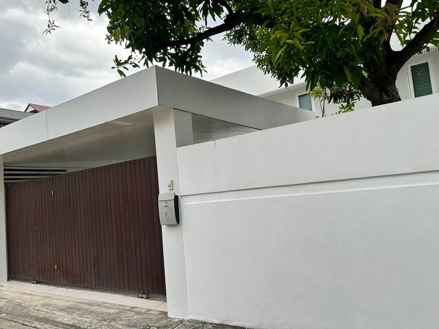 P743 ให้เช่าบ้านเดี่ยว Home Office 2 ชั้น ย่านพระราม 9 ซอย 43 The Nine Center Rama 9ราคาเช่า 40,000 บาท/เดือนติดต่อ คุณช่อผกา โทร 0616198565 LINE 0616198565สำรอง LINE 0812523279 ส่งลิ้งก์ไว้ได้เลย- ให้เช่าบ้านเดี่ยว Home Office 2 ชั้น ย่านพระราม 9 ซอย 43 - บนที่ดิน 63 ตารางวา- 3 ห้องนอน- 3 ห้องน้ำ- 1 ห้องแม่บ้าน- เครื่องปรับอากาศ 8 เครื่อง- ห้องครัวพร้อมเตาแก๊ส- ไมโครเวฟ- เครื่องซักผ้า- ที่จอดรถ 2 คัน- ประตูรีโมท- เพิ่งรีโนเวทใหม่ พร้อมเข้าอย