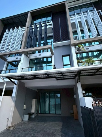 LV53602 ให้เช่า Townhome Luxury 3.5 ชั้น โครงการ Blesstown Sukhumvit 50 หน้าบ้านวิวสวน โล่ง โปร่ง เป็นส่วนตัว ไม่ชนบ้านใคร เครื่องใช้ไฟฟ้า&เฟอร์นิเจอร์ พร้อมเข้าอยู่ราคาเช่า :  68,000 บาท/เดือนที่ตั้ง : 662/1 ซ.เสาวนิต ถ.สุขุมวิท 50 แขวงพระโขนง เขตคลองเตย กทม. 10110ชื่อโครงการ : เบล็ส ทาวน์ สุขุมวิท 50 Bless Town Sukhumvit 50รายละเอียด :- พื้นที่ใช้สอย 240 ตร.ม.- 3 ห้องนอน- 4 ห้องน้ำสิ่งอำนวยความสะดวก :- สวนสาธารณะ- รปภ. 24 ชม.- CCTVสถานที�