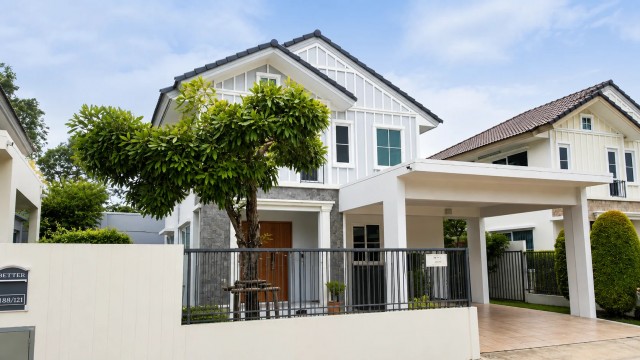 ขาย/เช่า บ้านเดี่ยว 2 ชั้น 50.2 ตร.วา  วิลลาจจิโอ 2 ศรีนครินทร์–บางนา Villaggio 2 Srinakarin- Bangna  ตกแต่งครบพร้อมเข้าอยู่บ้านสวย บรรยากาศดี ตกแต่งครบ พร้อมเข้าอยู่เหมาะสำหรับครอบครัวที่มองหาบ้านเดี่ยวในทำเลศรีนครินทร์–บางนาราคาเช่า 71,000 บาท/เดือน  ราคาขาย 9,800,000 บาท**รายละเอียดบ้าน**บ้านเดี่ยว 2 ชั้น3 ห้องนอน3 ห้องน้ำตกแต่งครบ พร้อมเฟอร์นิเจอร์เครื่องปรับอากาศพื้นที่ใช้สอย 137 ตร.ม.ขนา