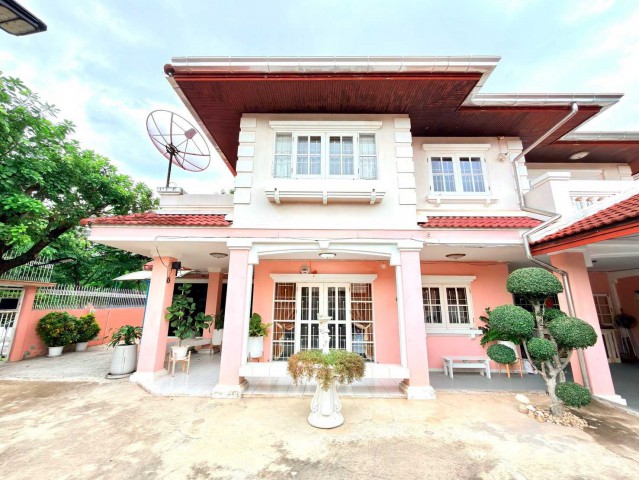 AOM 3079ขายบ้านเดี่ยวหลังมุม ทำเลโดดเด่นที่สุดในโครงการ! มณียา 4 (รัตนาธิเบศร์-ท่าอิฐ) ราคา 8,900,000 บาท   โครงการ มณียา 4 (Maneeya 4) ถนน รัตนาธิเบศร์ ตำบลไทรม้า เมืองนนทบุรี,นนทบุรี  4  ห้องนอน   4   ห้องน้ำ   1  ห้องรับแขก   1  ห้องครัว   ที่ดิน   89.90 ตร.ว.   ใช้สอย   220.00 ตร.ม.ราคา 8,900,000พื้นที่กว้างขวาง สภาพแวดล้อมดีเยี่ยม ตรงข้ามสโมสรโครงการและ 7-Eleven เดินทางสะดวกใกล้รถไฟฟ้าสายสีม่วงรายละเอียดทรัพย์