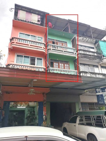 AOM 3078ขาย อาคารพาณิชย์ 3.5 ชั้น ทำเลทองพุทธมณฑลสาย 3 บางระมาด ตลิ่งชัน กทม. ราคา 2,150,000 บาท   ถนน พุทธมณฑล สาย 3 แขวงบางระมาด เขตตลิ่งชัน,กรุงเทพมหานคร  2  ห้องนอน   2   ห้องน้ำ   ที่ดิน   21.00 ตร.ว.   ใช้สอย   144.00 ตร.ม.ราคา 2,150,000ตึกแถวทำเลศักยภาพ เหมาะทั้งอยู่อาศัย ทำเป็นออฟฟิศ หรือคลังเก็บสินค้า (Warehouse) เดินทางสะดวก เข้าซอยเพียง 100 เมตรจากถนนใหญ่ บรรยากาศดี ของกินเพียบ!จุดเด่นภายใน: เป็นห้อง