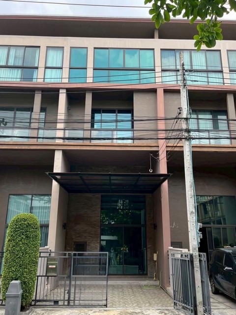 ขายทาวน์โฮม 3.5 ชั้น บ้านกลางเมือง รัชโยธิน พหลโยธิน 34 ใกล้ BTS เสนานิคม 650 เมตร ตกแต่งภายใน Premium ครบทุกพื้นที่ใช้สอย พร้อมเข้าพักอาศัย  *** ราคาขาย 10 ล้านบาท ติดต่อ:: ชยา โทร/ID Line:: 0942823961   Link Line:: https://line.me/ti/p/3xFA1An8Kcรหัส# T26-1093ทาวน์โฮม 3.5 ชั้น บ้านกลางเมือง รัชโยธิน พหลโยธิน 34 ใกล้ BTS เสนานิคม• เนื้อที่ 21.9 ตารางวา (ใหญ่กว่าขนาดมาตรฐาน 1.9 ตารางวา)• พื้นที่ใช้สอย 193 ตารางเมตร • 3 ห้องนอน 4 ห้องน้ำ • จอดรถ