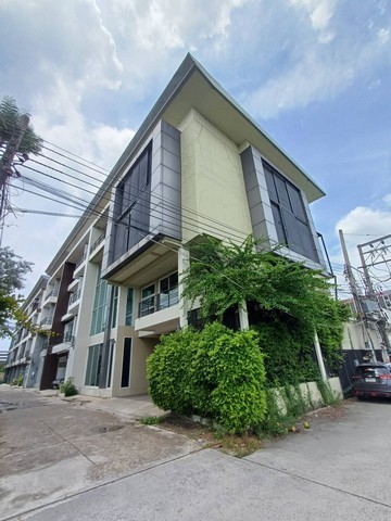 ให้เช่าโฮมออฟฟิต4ชั้นห้องมุม 600 ตร.ม.ย่านรามอินทราใกล้แฟชั่นไอแลนส์,MRTวงแหวนรามอินทราสามารถจดทะเบียนบริษัทได้ราคาเช่า 50,000 บาท / เดือน ( สัญญาเช่าขั้นต่ำ 2 ปี ล่วงหน้า 1 เดือน เงินประกัน 2 เดือน )ที่ตั้ง ถนนรามอินทรา ซอยรามอินทรา แขวงคันนายาว เขตคันนายาว กรุงเทพมหานคร 10230ติดต่อ : คุณภัสพงณ์ 063-409-8164Line : deedaa23เนื้อที่ประมาณ 70 ตารางวา พื้นที่ใช้สอย 600 ตารางเมตร จำนวน 4 ชั้น 5ห้องน