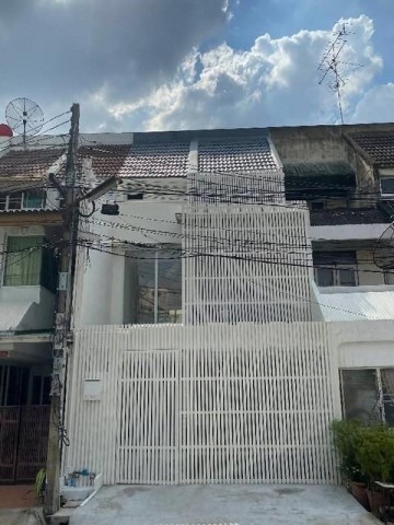 ให้เช่าทาวน์เฮาส์ 3 ชั้น 250 ตรม. 3 ห้องนอน สุขุมวิท 71 (ซอยปรีดีพนมยงค์ 42) 5 นาที ถึงเอกมัย และทองหล่อติดต่อ:: ชยา โทร/ID Line:: 0942823961Link Line:: https://line.me/ti/p/3xFA1An8Kcรหัส# T26-1116ทาวน์เฮาส์ 3 ชั้น สุขุมวิท 71 (ซอยปรีดีพนมยงค์ 42) 5 นาที ถึงเอกมัย และทองหล่อ๐ เนื้อที่ 23 ตารางวา๐ พื้นที่ใช้สอย 250 ตารางเมตร๐ 3 ห้องนอน๐ 3 ห้องน้ำ๐ 5 นาที ถึงเอกมัย และทองหล่อ ซอย 10๐ 8 นาที ถึง BTS พระโขนง๐ เดินทางสะดวก เข้าออกสุขุมวิท พ�