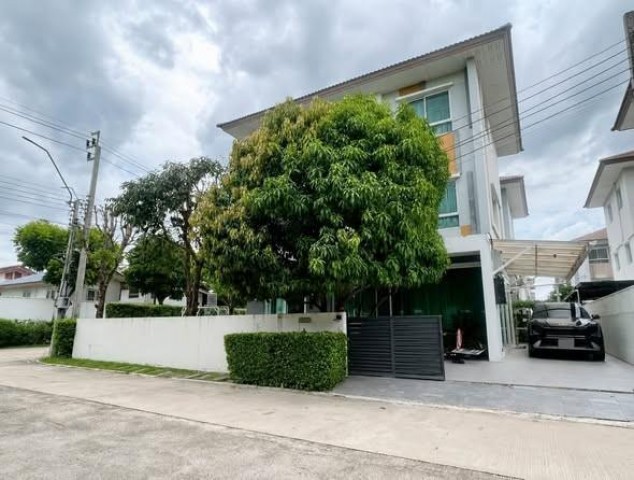 ขายบ้านเดี่ยว 3 ชั้น หน้าสวน 320 ตรม. โครงการ คาซ่า แกรนด์ สุขาภิบาล 5 ติดถนนใหญ่ ระหว่างซอยสายไหม 79 และ 81 บิวท์อินทั้งหลัง พร้อมอยู่ ทำเลศักยภาพติดต่อ:: ชยา โทร/ID Line:: 0942823961Link Line:: https://line.me/ti/p/3xFA1An8Kcรหัส# T26-1117บ้านเดี่ยว 3 ชั้น หน้าสวน คาซ่า แกรนด์ สุขาภิบาล 5 ติดถนนใหญ่ ระหว่างซอยสายไหม 79 และ 81๐ ขนาด 65.40 ตร.วา๐ พื้นที่ใช้สอย 320 ตรางเมตร๐ ฟังก์ชันครบ ตอบโจทย์ครอบครัวใหญ่๐ 4 ห้องนอน๐ 5 ห้องน้ำ�
