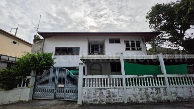 รหัสทรัพย์ N1369บ้านเดี่ยว 2 ชั้น 111 ตรว. ซอยบางแวก156 ทำเลดีมาก ราคาถูกที่สุดที่ตั้ง&nbsp;: &nbsp;ถนนบางแวก แขวงหนองค้างพลู เขตหนองแขม กรุงเทพมหานคร 10160รายละเอียดทรัพย์- บ้านเดี่ยว 2 ชั้น เนื้อที่ดิน 111 ตารางวา พื้นที่ใช้สอย&nbsp; 200 ตรม.- 3 ห้องนอน, 3 ห้องน้ำ, 1 ห้องรับแขก, 1 ห้องครัว , 1 ห้องนั่งเล่น- จอดรถหน้าบ้านได้ 4 คันในร่ม- พื้นชั้นล่างหินแกรนิตโต้ พื้นชั้นบนไม้ปาเก้- ปั๊มน้ำ, แท้งค์�
