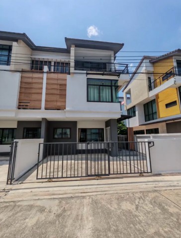 ใกล้MRTบางรักใหญ่ 600ม.ทำเลดี ใกล้รร.เด่นหล้า ราชพฤกษ์ 1.2 กม รัตนาธิเบศร์ ราชพฤกษ์ บางรักน้อย บ้านแฝด 3 ชั้นฟังก์ชั่น  5 นอน 4 น้ำ ที่ดิน 40 ตร.ว.พื้นที่ใช้สอย 250 ตร.ม.บ้านแปลงมุม มีสวนกว้าง เหมาะพักอาศัย หรือทำโฮมออฟฟิศ .ตลาด โรงพยาบาล และศูนย์การค้า  21,999 บาท/เดือนnear MRT BangRakYai 600m. Rattanathibet Ratchaphruek BangRakNoi 3story twin house with 5bed 4bath 40sq.wa. 250sq.m. Corner plot with a large garden suitable for residence or home office. Good location near Denla Ratchaphruek School 1.2 km. markets hospitals and shopping centers. 21,999 THB/month.ถ.รา�