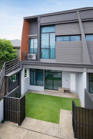 ใกล้ด่านเก็บเงินบ้านทับช้าง 200 ม.ที่ดิน 29 ตร.วา.ทาวน์โฮม 3 นอน 2 น้ำ  34,998 บาท/เดือน 143 ตร.ม.หลังหัวมุม รามคำแหง กาญจนาภิเษก พระราม9 ราษฏร์พัฒนา มิสทีน หน้าบ้านไม่ชนใคร เป็นส่วนตัว บรรยากาศเงียบสงบ เหมาะสำหรับอยู่อาศัย หรือโฮมออฟฟิศ เดินทางสะดวก ใกล้รร.วัดลาดบัวขาว 1.4 กม.ตลาด ศูนย์การค้า  เชื่อมต่อถนนหลักหลายสาย VerveBanThapChang toll 200m. Ramkhamhaeng Kanchanaphisek Rama9 3bed Ratsapatana Mistine 2bath townhome  29 sq.wa. 34,998 THB/month usable area 143 sq.m. Corne