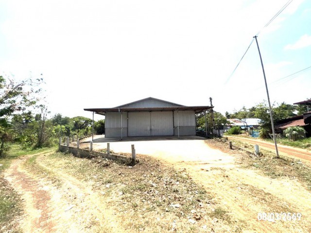 ขาย บ้านเดี่ยว/ทาวน์เฮ้าส์/คอนโด โกดัง อุบลราชธานี  ถนน บ้านหนองขุ่น-หัวตะพาน(อบ.3009) ตำบล ยางโยภาพ อำเภอ ม่วงสามสิบ จังหวัด อุบลราชธานี  ราคาโปรโมชั่น   2,202,000   บาท    ลดจาก   2,756,000   บาท ราคาโปรโมชั่นตั้งแต่วันที่ 1 กรกฎาคม 2569 – 30 กันยายน 2569  รายละเอียดทรัพย์ -  เนื้อที่ 210.00 ตารางวา  พื้นที่ใช้สอย 382 ตร.ม  พิกัดทรัพย์ : https://maps.app.goo.gl/SxdncehBietpPec78  สถานที่ใกล้เคียง   -โรงเรียนบ้านหนองหลัก -โรงเรียน�