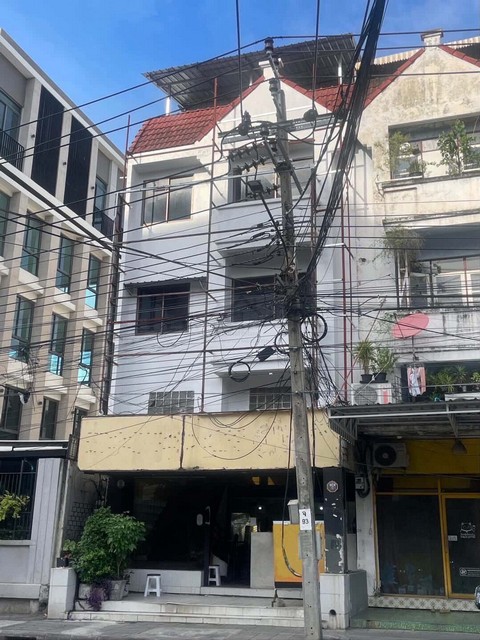 ขายอาคาร 4 ชั้นหลังมุม ไม่รวมชั้นลอย 30 ตรว. ถนนศรีวรา ตรงข้าม Makro บดินทร์ ใกล้ รร. บดินทรเดชา*** ราคาขาย 9.5 ล้านบาท ติดต่อ:: ชยา โทร/ID Line:: 0942823961Link Line:: https://line.me/ti/p/3xFA1An8Kcรหัส # T26-044อาคาร 4 ชั้นหลังมุม ไม่รวมชั้นลอย ถนนศรีวรา ตรงข้าม Makro บดินทร์ ใกล้ รร. บดินทรเดชา๐ เนื้อที่ 30 ตร.ว.๐ เคยเป็น รร.ดนตรี และ ร้านนวดไทย มาก่อน๐ แถว รร. บดินทร์เดชา 1๐ ไม่มีที่จอดส่วนตัว ( ใกล้ตึกมีที่เช่าจอด หรือจอดชั่
