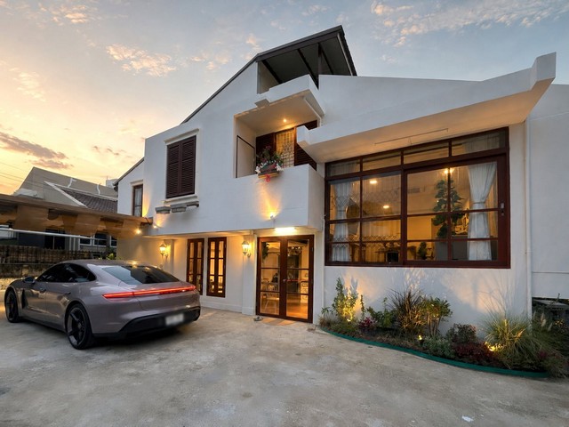 ให้เช่าบ้านเดี่ยว 2 ชั้น 88 ตรว. 5 ห้องนอน หมู่บ้านรัชดานิเวศน์ ห้วยขวาง renovate ใหม่ พร้อมเข้าอยู่*** ราคาเช่า 115,000 บาท/เดือนติดต่อ::  ชยา โทร/ID Line:: 0942823961   Link Line:: https://line.me/ti/p/3xFA1An8Kcรหัส# T26-1102บ้านเดี่ยว 2 ชั้น หมู่บ้านรัชดานิเวศน์ ห้วยขวาง renovate ใหม่ พร้อมเข้าอยู่• เนื้อที่ 88 ตรว • 5 ห้องนอน • 3 ห้องน้ำ • มีชั้นลอย • 1 ห้องนั่งเล่น พร้อม ชุด Sofa เเละพรม จากเบลเยี่ยม • 1 ห้องเเม่บ้าน • 4 ที่จอดรถ • มีสวนข้�
