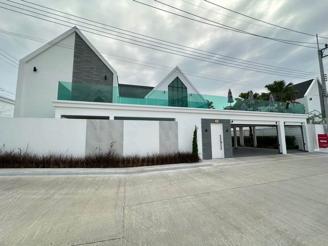 LV53611 ขาย Pool Villa Larelana Villa ลาเรลานา วิลล่า ชลบุรี ที่ห้วยใหญ่พัทยา หลังติดอ๊อฟฟิตราคาขาย : 11.99 ล้านบาทที่ตั้ง : ซอย 22 ถนนเทศบาล 1 ตำบลห้วยใหญ่ อำเภอบางละมุง จังหวัดชลบุรีชื่อโครงการ : ลาเรลานา วิลล่า ชลบุรี Larelana Villaรายละเอียด :- ขนาดที่ดิน 112 ตร.ว.- พื้นที่ใช้สอย 296 ตร.ม.- 3 ห้องนอน- 4 ห้องน้ำสิ่งอำนวยความสะดวก :- สระว่ายน้ำส่วนตัว- สวนหย่อมส่วนตัว- ครัวยุโรป- ลานกลางแจ้ง- ลานจอดรถ- ลานจอด�