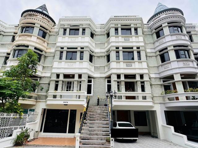 ให้เช่าทาวน์โฮม 4 ชั้น หมู่บ้านชิชาคาสเซิล สุขุมวิท 31 บ้านพูลวิลล่า หลัง มศว. ประสานมิตรราคาเช่า 90,000 บาท / เดือน ( ประกัน 2 เดือน ล่วงหน้า 1 เดือน )ที่ตั้ง ถนนสุขุมวิท 31 แขวงคลองตันเหนือ เขตวัฒนา กรุงเทพมหานคร 10110ติดต่อ : คุณภัสพงณ์ 0634098164Line : deedaa24https://www.facebook.com/profile.php?id=61581484955548เนื้อที่ 33 ตารางวา พื้นที่ใช้สอย 350 ตารางเมตร จำนวน 4 ชั้น 4 ห้องนอน 4 ห้องน้ำมีห้องโถงขนาดใหญ่ ห้องทำงาน ห้องแม่บ้
