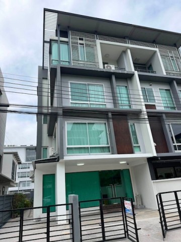 BH4351 ให้เช่าโฮมออฟฟิศ 4 ชั้น B Square พระราม 9 เหม่งจ๋าย รีโนเวทใหม่ พื้นที่กว่า 500 ตร.ม.ติดต่อ Agent คุณบัว BuaTel: 093-646-4597LINE ID: Bua093ค่าเช่า 120,000 บาทต่อเดือนโฮมออฟฟิศและอาคารสำนักงาน 4 ชั้น ในโครงการ B Square พระราม 9 เหม่งจ๋าย รีโนเวทใหม่ทั้งหลัง พร้อมเฟอร์นิเจอร์และ Built in คุณภาพ เหมาะสำหรับบริษัท สำนักงาน ธุรกิจที่ต้องการพื้นที่ทำงานขนาดใหญ่ หรือใช้เป็น Home Officeรายละเอียดทรัพย์โครงการ B Square พระร