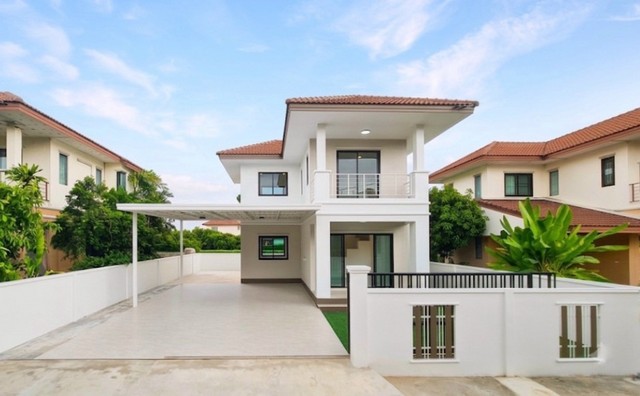 บ้านเดี่ยวพื้นที่ใหญ่ 53.2 ตร.ว. ทำเลบางบัวทอง พร้อมอยู่! ม.เฟื่องสุข 5 บางบัวทอง–ลำโพ ซอย 15 เนื้อที่ 53.2 ตร.ว. พื้นที่ใช้สอยประมาณ 140 ตร.ม. 3 ห้องนอน 2 ห้องน้ำ จอดรถได้ 2–3 คัน หน้าบ้านหัน ทิศเหนือ อายุบ้านประมาณ 12 ปี ค่าส่วนกลางเพียง 765 บาท/เดือน จุดเด่นทำเลเดินทางสะดวก เข้า–ออกได้หลายเส้นทาง ใกล้รถไฟฟ้าสายสีม่วง ใกล้ Central Westgate ใกล้ รร.สารสาสน์วิเทศบางบัวทอง ใกล้ สภ.บางบัวทอง �