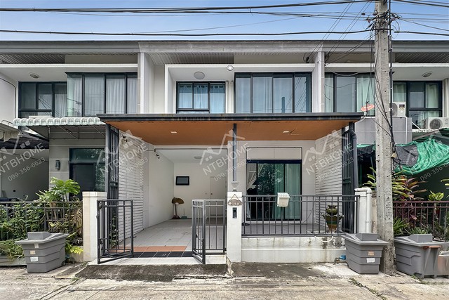 ทาวน์โฮม 2 ชั้น เดอะ วิลล่า บางบัวทอง ต่อเติมครบ ติดถนนใหญ่ ใกล้ตลาดสมบัติบุรี* พื้นที่ 18 ตร.ว. ฟังก์ชัน 3 ห้องนอน 2 ห้องน้ำ จอดรถได้ 1 คัน ต่อเติมหลังคาโรงรถและต่อเติมครัวปิด+เคาเตอร์ แถมแอร์ ปั๊มน้ำและแทงค์น้ำพร้อมใช้งาน มีสวนสาธารณะในโครงการ* โครงการติดถนนใหญ่ วงแหวน-กาญจนาภิเษก ใกล้สถานีรถไฟฟ้าสถานีคลองบางไผ่ มีมอเตอร์ไซด์รับจ้างอยู่ใกล้หน้าโครงการ————�