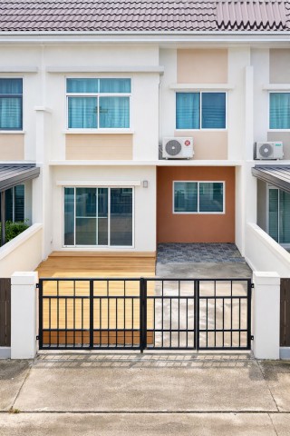 ใกล้โรงเรียนเตรียมบัณฑิต 300 ม. ลำลูกกา ซ. เลียบคลอง 3ให้เช่าทาวน์เฮาส์2ชั้น3นอน2น้ำ 20 ตร.ว. 120 ตร.ม. เหมาะสำหรับครอบครัวที่ต้องการบ้านในทำเลลำลูกกา พร้อมพื้นที่จอดรถและฟังก์ชันการใช้งานครบ ใกล้แหล่งชุมชนและสิ่งอำนวยความสะดวก 8,599 B-M.near Triam Bandit School (300 m). 20 sq.wa. 2-story townhouse for rent LamLukKa Soi LiapKhlong 3  3 bedrooms, 2 bathrooms, 120 sq.m. usable area. Ideal for families looking for a home in Lam Luk Ka, with parking space and complete functionality. Close to community and amenities. 8,599 B-M.ถนนลำลูกกา ตำบลลาดสวาย อำเภอ