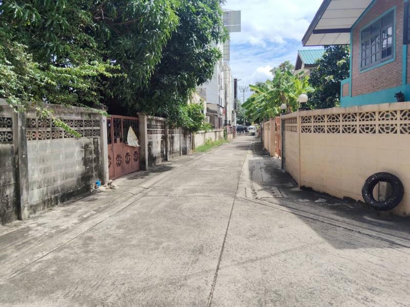 Vายที่ดิน 99 ตรว. แปลงมุม  ใกล้ถนนใหญ่ ( ใกล้ สี่แยกติวานนท์ , บิ๊กซี ติวานนท์ )พิกัด : ถ. นครอินทร์ / ซ. ประชาราษฏร์ 1 แยก 1 ตำบลตลาดขวัญ อำเภอเมืองนนทบุรี นนทบุรี 11000หน้ากว้างที่ดิน 20 ม. ลึก 20 ม. (โดยประมาณ)เข้า- ออก ได้ 2 ทางถ.  นครอินทร์ 70 ม. (โดยประมาณ)ซ. ประชาราษฏร์ 1 แยก 1  จากปากซอยฝั่ง ถ. ประชาราษฏร์  290 ม. ( โดยประมาณ) ที่ดิน เหมาะสำหรับ สร้างบ้านอยู่อาศัย สร้างบ้านสวน เงียบ ไม่พลุกพ