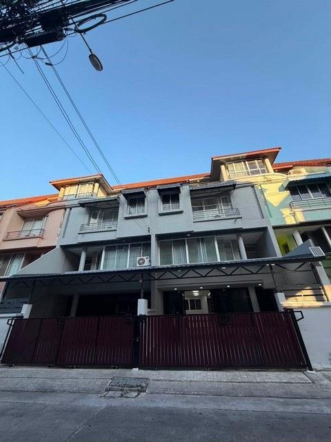 ให้เช่าโฮมออฟฟิศ 4 ชั้น หมู่บ้านสินธานี ลาดพร้าว 80 ใกล้เลียบด่วน ใกล้รัชดา เหม่งจ๋าย ( รีโนเวทใหม่ )ราคาเช่า 40,000 บาท / เดือนที่ตั้ง ถนนลาดพร้าว ซอยลาดพร้าว 80 แขวงวังทองหลาง เขตวังทองหลาง กรุงเทพมหานคร 10310ติดต่อ : คุณภัสพงณ์ 0634098164 Line : deedaa24 https://www.facebook.com/profile.php?id=61581484955548 เนื้อที่ 28.3 ตารางวา พื้นที่ใช้สอย 350 ตารางเมตร จำนวน 4 ชั้น 4 ห้องนอน 5 ห้องน้ำมี 2 ห้องโถงใหญ่ จอดรถได้ 3 คัน (ในบ้าน 2 คัน �