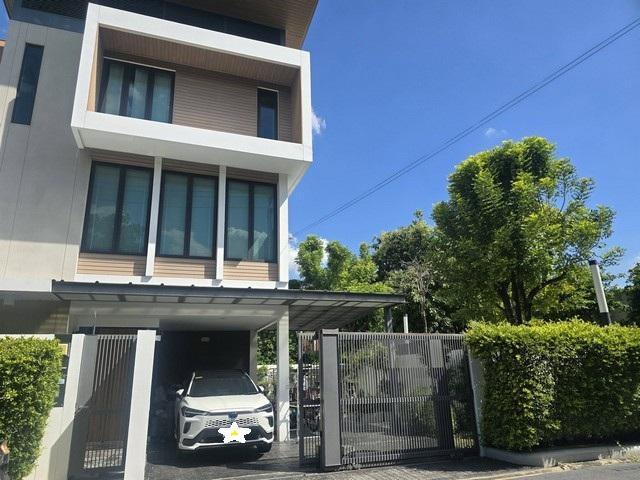 ให้เช่าบ้านเดี่ยว 3 ชั้น โครงการ The AVA Residence สุขุมวิท 77 เฟอร์นิเจอร์พร้อมเข้าอยู่ ใกล้ MRT ศรีนุชราคาเช่า 115,000 บาท / เดือน ( สัญญาขั้นต่ำ 1 ปี ประกัน 2 เดือน ล่วงหน้า 1 เดือน )ที่ตั้ง ถนนสุขุมวิท 77 แขวงสวนหลวง เขตสวนหลวง กรุงเทพมหานคร 10250ติดต่อ : คุณภัสพงณ์ 0634098164Line : deedaa24https://www.facebook.com/profile.php?id=61581484955548เนื้อที่ 80 ตารางวา พื้นที่ใช้สอย 450 ตารางเมตร จำนวน 3 ชั้น 3 ห้องนอน 5 ห้องน้ำมีห้องทำงาน 1 ห้องแม่บ้�