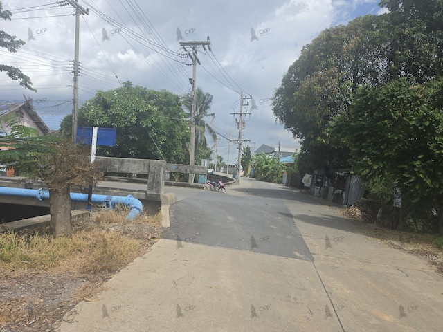 ขายที่ดินเปล่าถมแล้ว ต.ไร่ขิง อ.สามพราน จ.นครปฐม ขนาด 2 งาน ทำเลดี เหมาะสำหรับสร้างบ้านพักอาศัย โกดัง หรือเก็บไว้เป็นทรัพย์ลงทุนในอนาคต ราคาต่อรองได้ จุดเด่นของแปลงนี้คือที่ดินถมแล้ว พร้อมใช้งาน หน้ากว้างประมาณ 21.45 เมตร ลึกประมาณ 41.42 เมตร รูปแปลงใช้งานง่าย เหมาะกับผู้ที่ต้องการพื้นที่สำหรับปลูกบ้านพร้อมลานจอดรถ ทำโกดังขนาดเล็ก หรือพัฒนาเป็นพื้นที่ใช้สอ