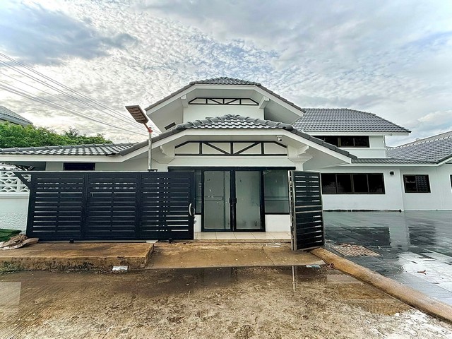 ขายบ้านเดี่ยว 2 ชั้น หลังใหญ่ 96 ตรว. ซอยนวมินทร์ 81 พื้นที่ขนาดใหญ่ เหมาะทำธุรกิจ หรือโฮมออฟฟิศ*** ราคาขาย 20 ล้านบาท *** ราคาเช่า 80,000 บาท/เดือนติดต่อ::  ชยา โทร/ID Line:: 0942823961   Link Line:: https://line.me/ti/p/3xFA1An8Kcรหัส# T26-1109บ้านเดี่ยวหลังใหญ่ ซอยนวมินทร์ 81  ๐ รองรับทั้งสำนักงาน คลินิก สตูดิโอ โชว์รูม หรือธุรกิจที่ต้องการพื้นที่ใช้งานขนาดใหญ่๐ ขนาด 96 ตารางวา  ๐ 8 ห้องอเนกประสงค์ ปรับเป็นห้องทำงาน ห้องป�