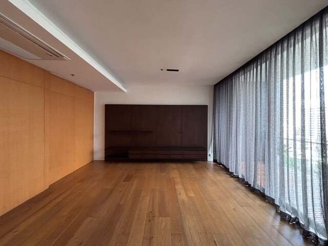 DomusBTS: AsokeSize: 167 sqm., 3 bedrooms, 2 bathrooms Floor: 9Rental price: 150,000 baht/month Ref.: 384474 Listing Detail: www.rent-bangkok-condo.com/properties/384474 Co-agents are welcome. - - -Contact us for more information or arrange a viewing:Email. rbc.rentbangkokcondo@gmail.comCall. 066-0588-655Line ID: @rentbangkokcondohttps://lin.ee/9cMeMxeWhatsapp: 0660588655Wechat 微信: rentbangkokcondo