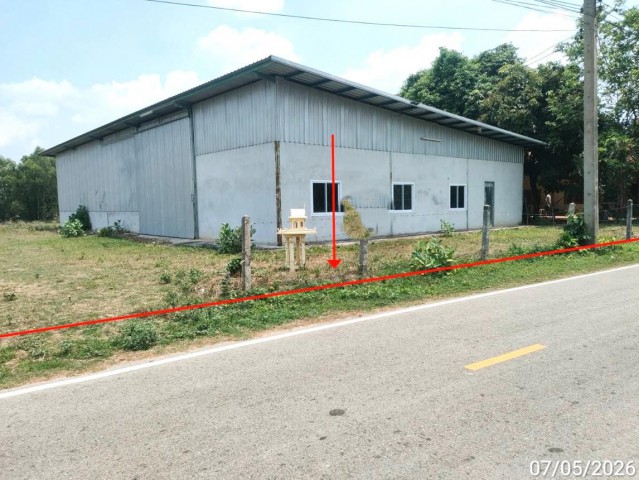 ขาย บ้านเดี่ยว/ทาวน์เฮ้าส์/คอนโด โกดัง ร้อยเอ็ด  ถนน สายแยก ทล.2045 - บ้านสังข์ (รอ.3033) ตำบล หนองแวงควง อำเภอ ศรีสมเด็จ จังหวัด ร้อยเอ็ด  ราคาโปรโมชั่น  2,169,000    บาท    ลดจาก   3,009,000   บาท ราคาโปรโมชั่นตั้งแต่วันที่ 1 กรกฎาคม 2569 – 30 กันยายน 2569  รายละเอียดทรัพย์ -  เนื้อที่ 1-3-77.00 ไร่  พื้นที่ใช้สอย  375 ตร.ม. -  บ้านหันไปทางทิศ เหนือ  พิกัดทรัพย์ : https://maps.app.goo.gl/ixtzAsJneoif6htP6  สถานที่ใกล้เคียง   -โรงเรียนไทยรัฐ�